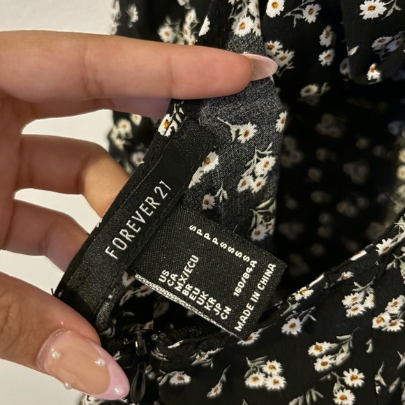 FOREVER 21- Short V neck floral dress with backless and bow tie at the back - Picture 4 of 4